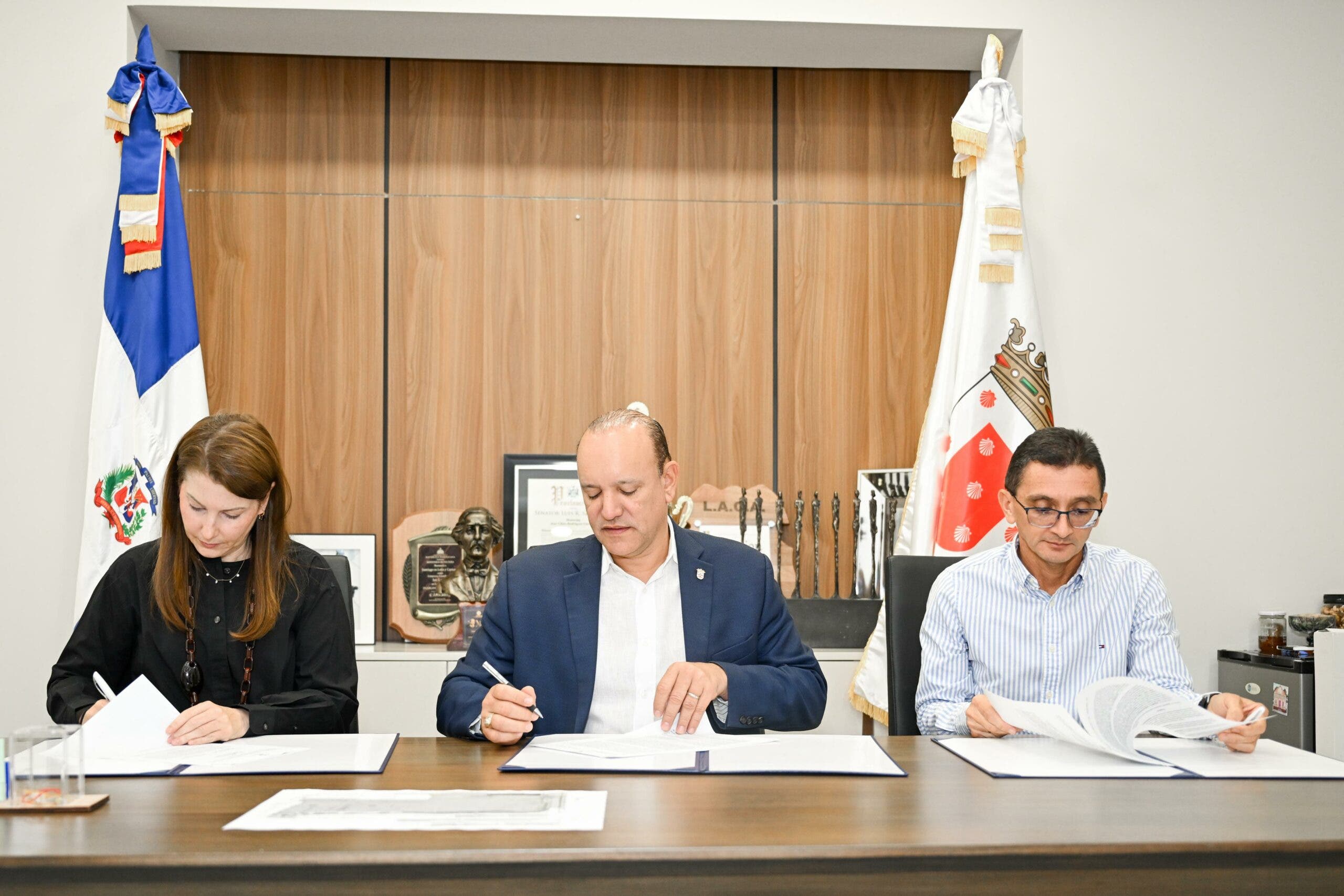 Alcaldía de Santiago y Santiago Center firman acuerdo para el remozamiento de la avenida Juan Pablo Duarte