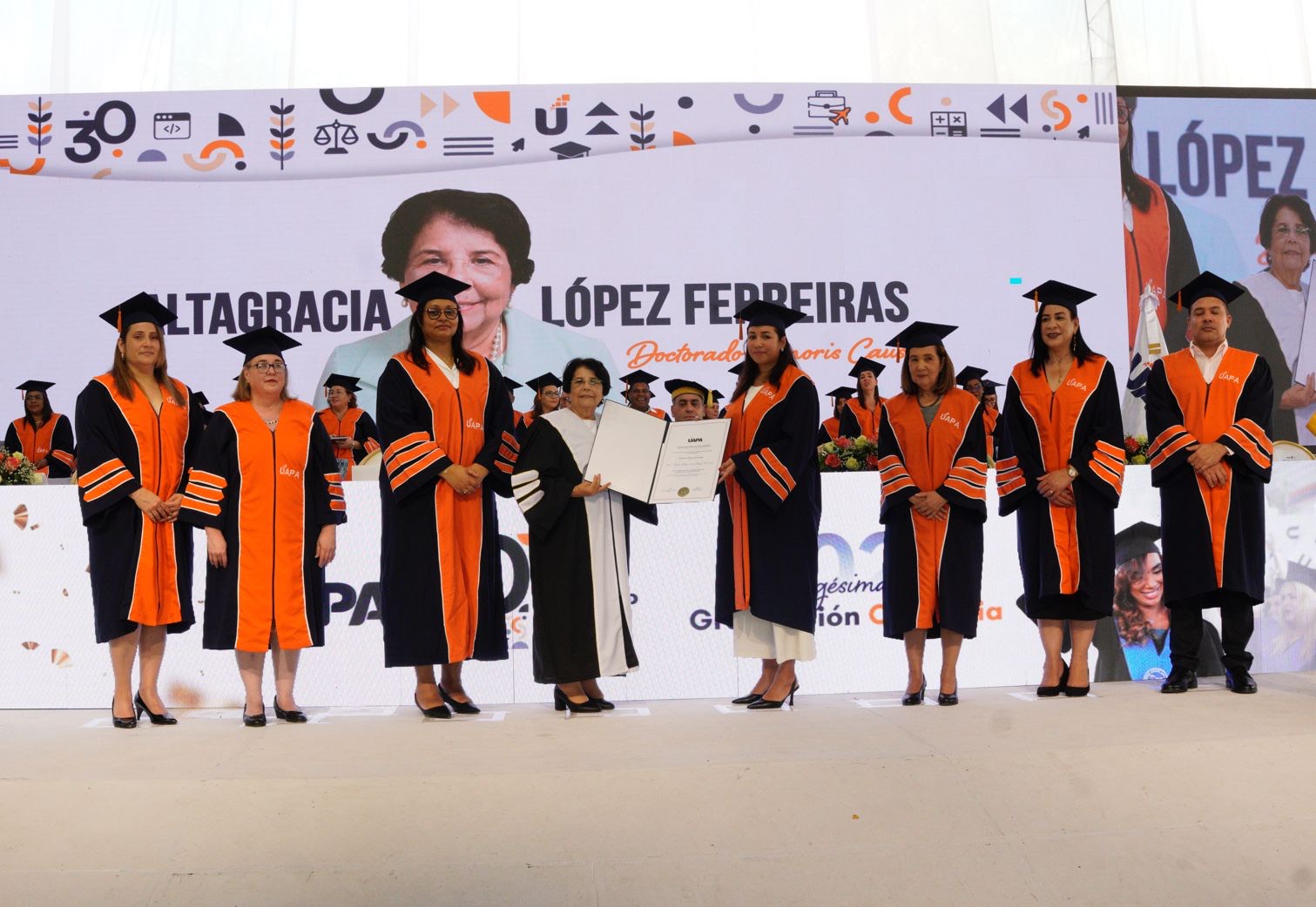 UAPA GRADUA 1, 170 PROFESIONALES Y ENTREGA DOCTOR HONORIS CAUSA A LA MAESTRA ALTAGRACIA LÓPEZ