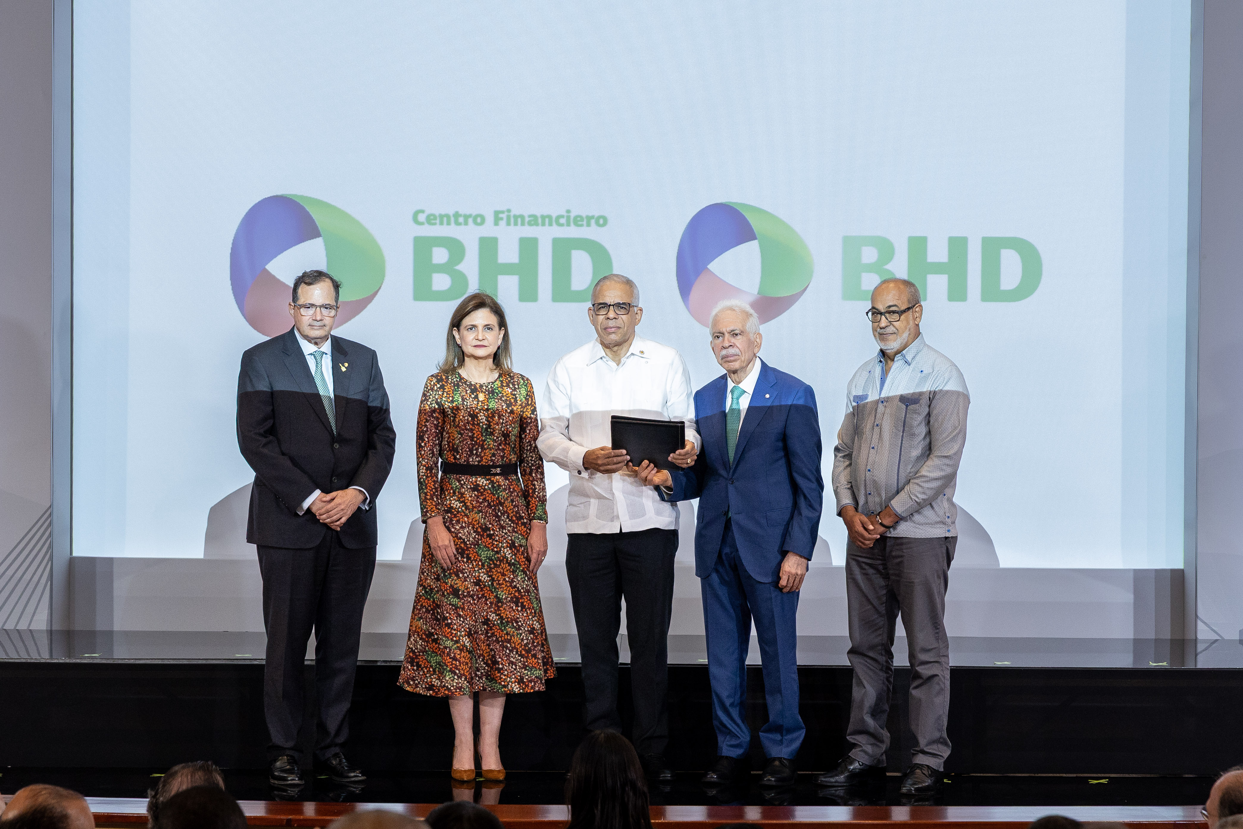 BHD dona RD$100 millones para preservar el Ateneo Amantes de la Luz, emblema cultural de Santiago