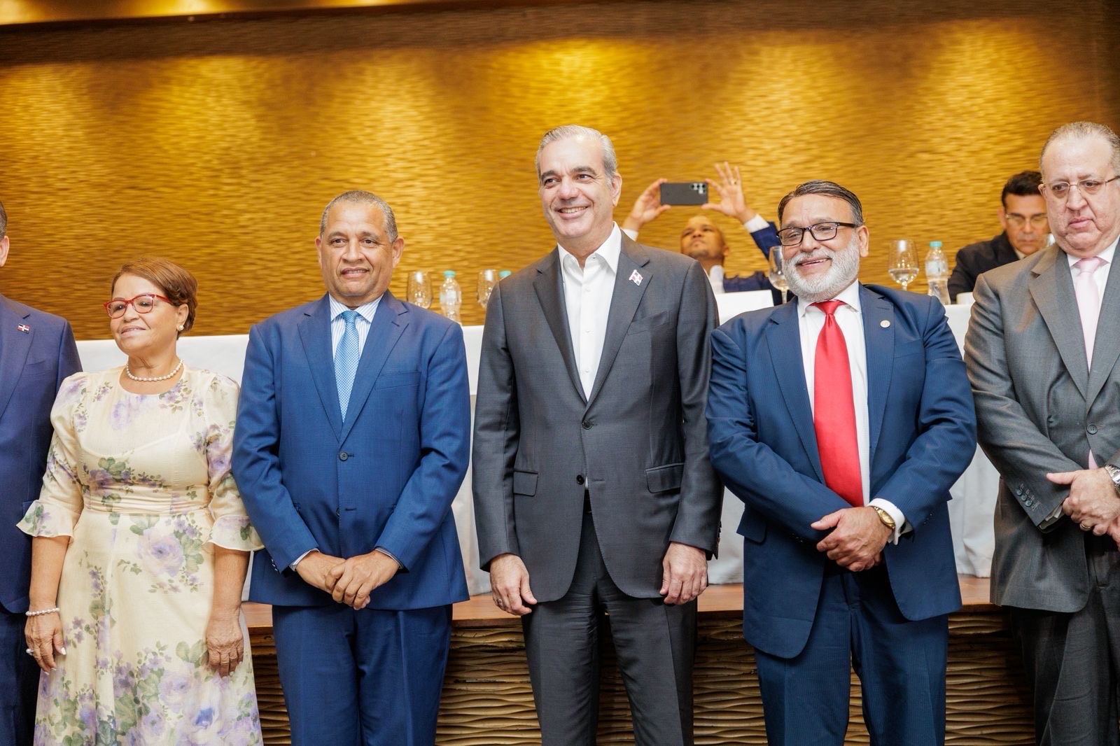 Francisco Morilla y Farmacia El Sol reconocidos en Premio Juan Pablo Duarte Comerciante durante la celebración del 51 aniversario Federación Dominicana de Comerciantes