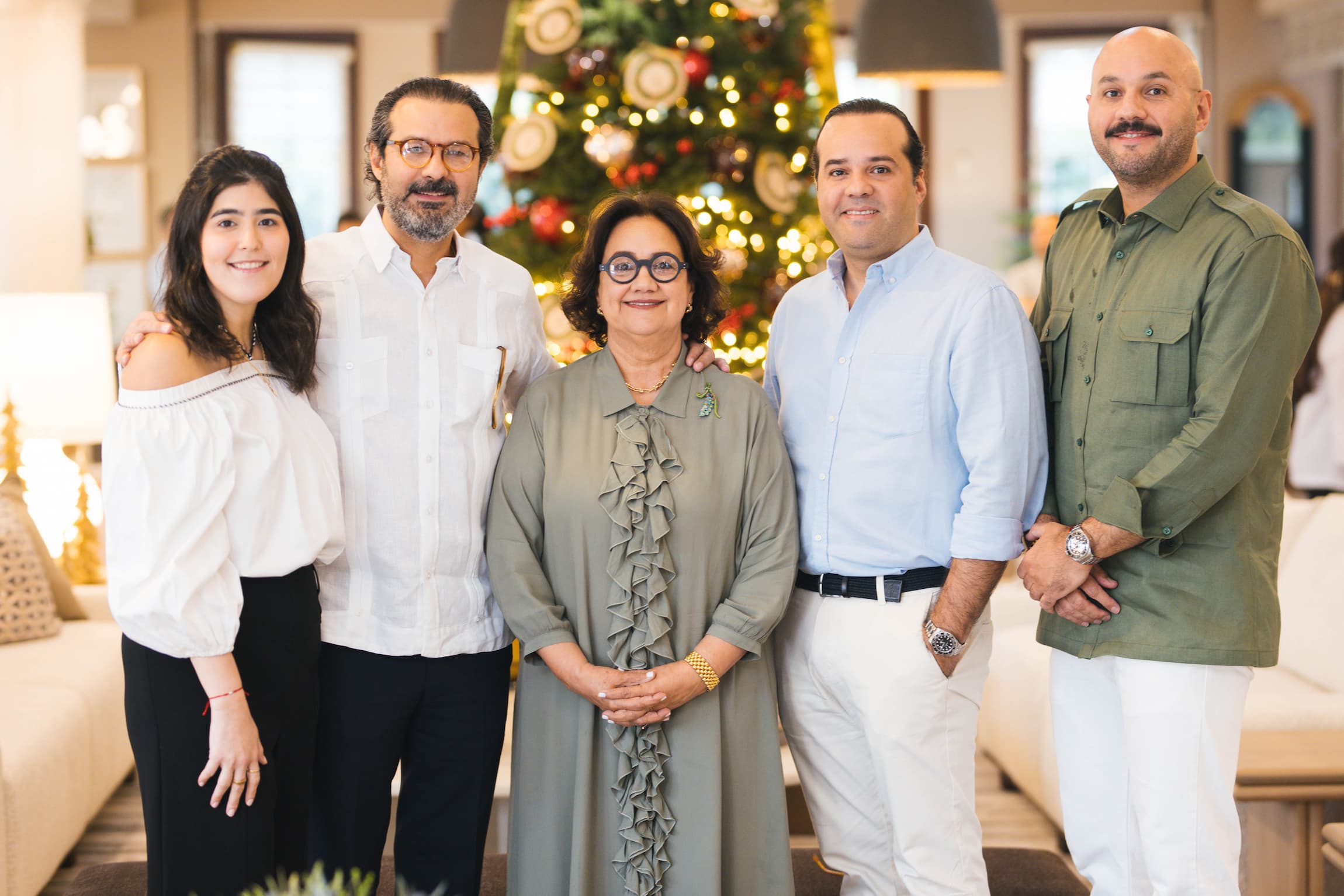 Charo celebra la Navidad con una colección que honra la elegancia atemporal y la calidez del hogar