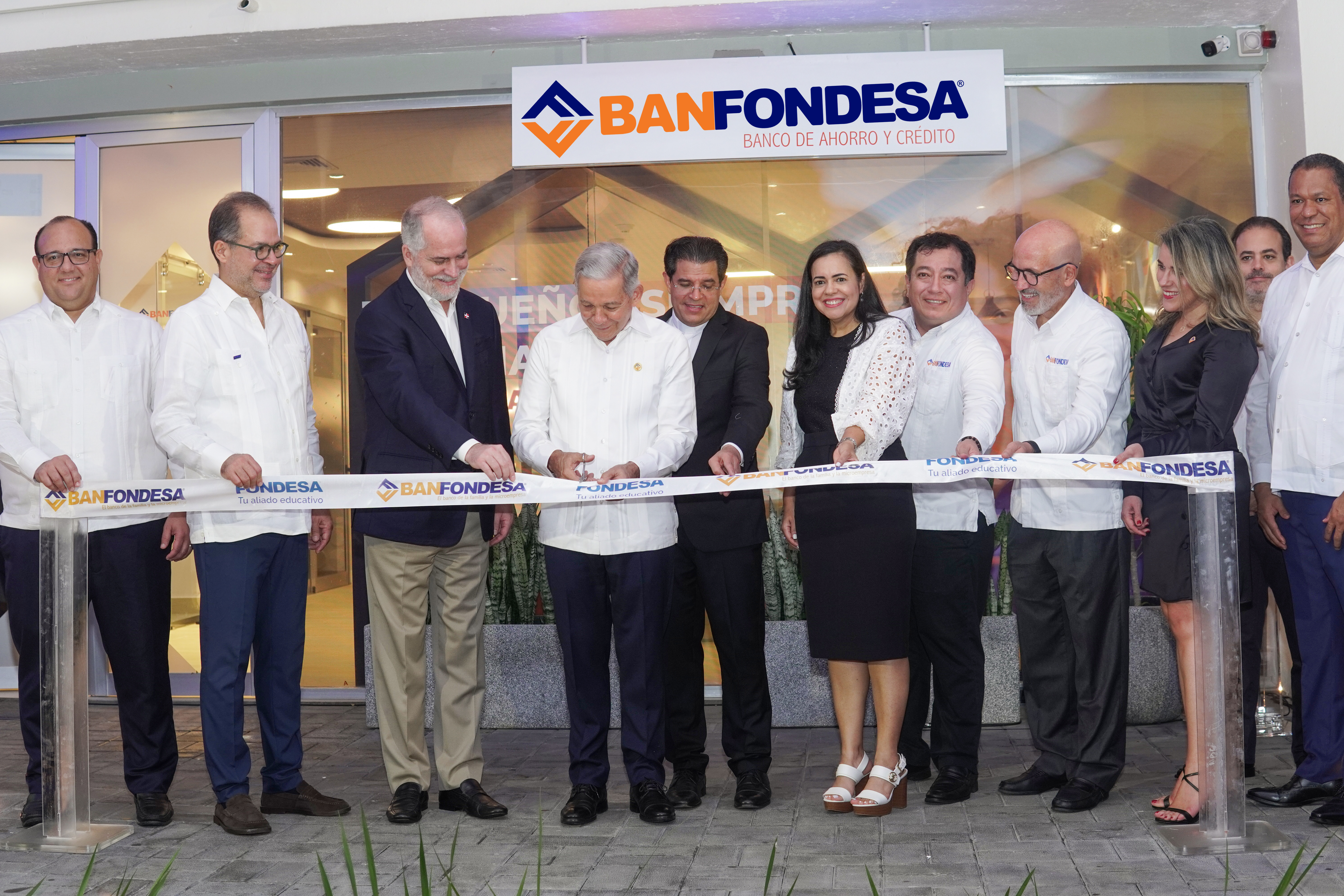 Juventud y desarrollo sostenible: BANFONDESA y FONDESA fortalecen su vínculo con el sector académico desde su nueva sucursal en la PUCMM