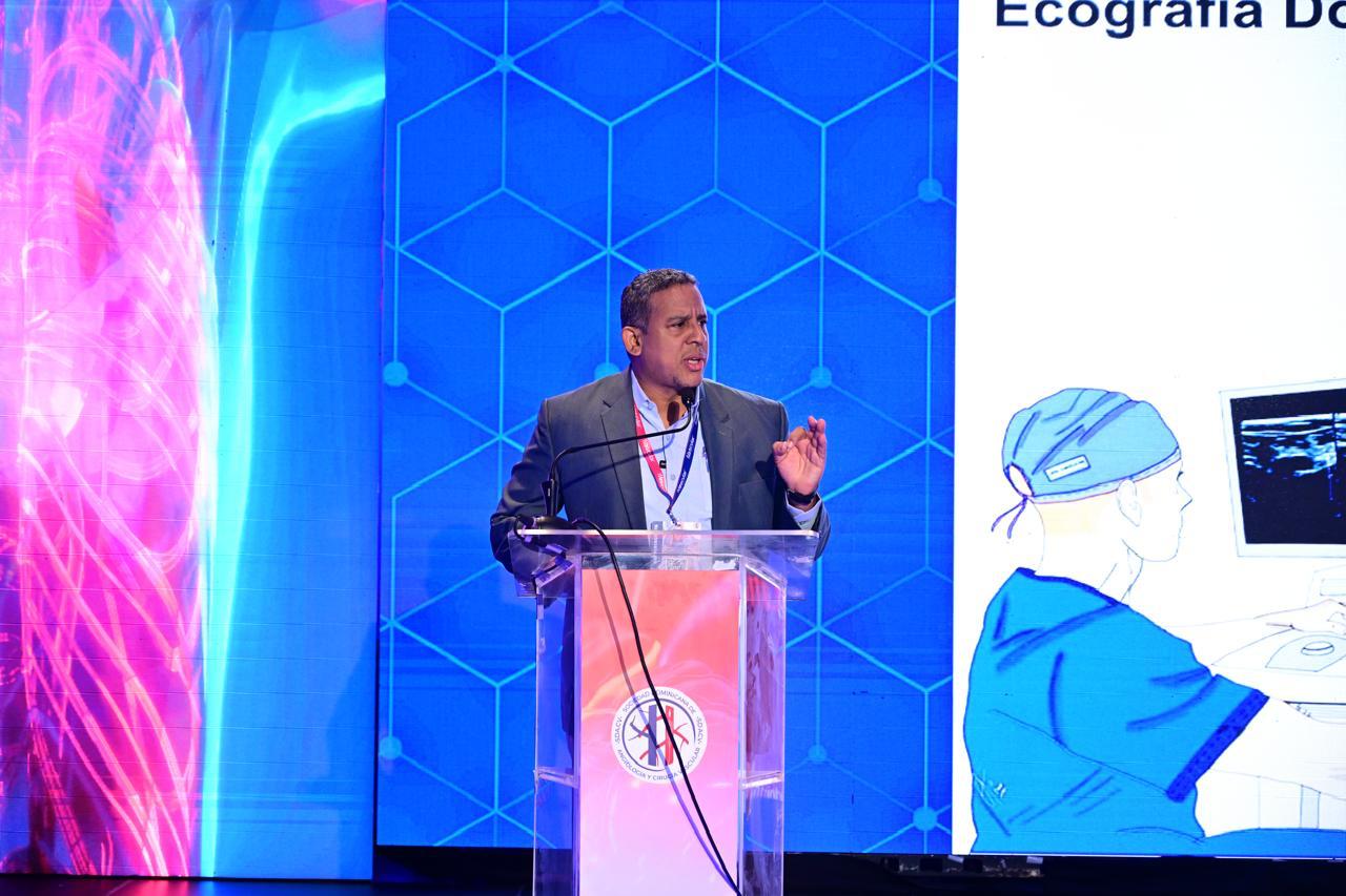 DR. LUIS FARINGTHON REYES PRESENTA GUÍA MÉDICA DE CIRUGÍA VASCULAR EN EL MARCO DEL QUINTO CONGRESO DE CIRUGÍA VASCULAR Y ENDOVASCULAR