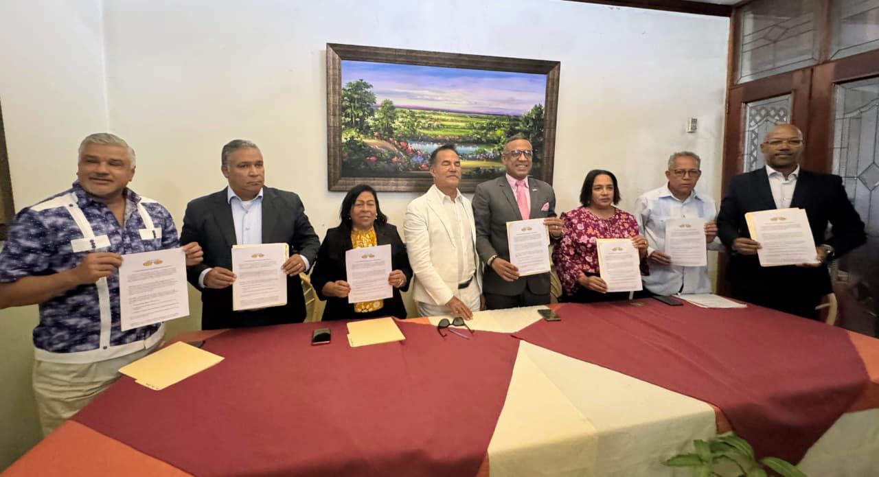 Gremios del periodismo y la comunicación de Santiago y Fundación Mundo Verde de Óptica Almanzar firman alianza para promover salud visual y educación ambiental