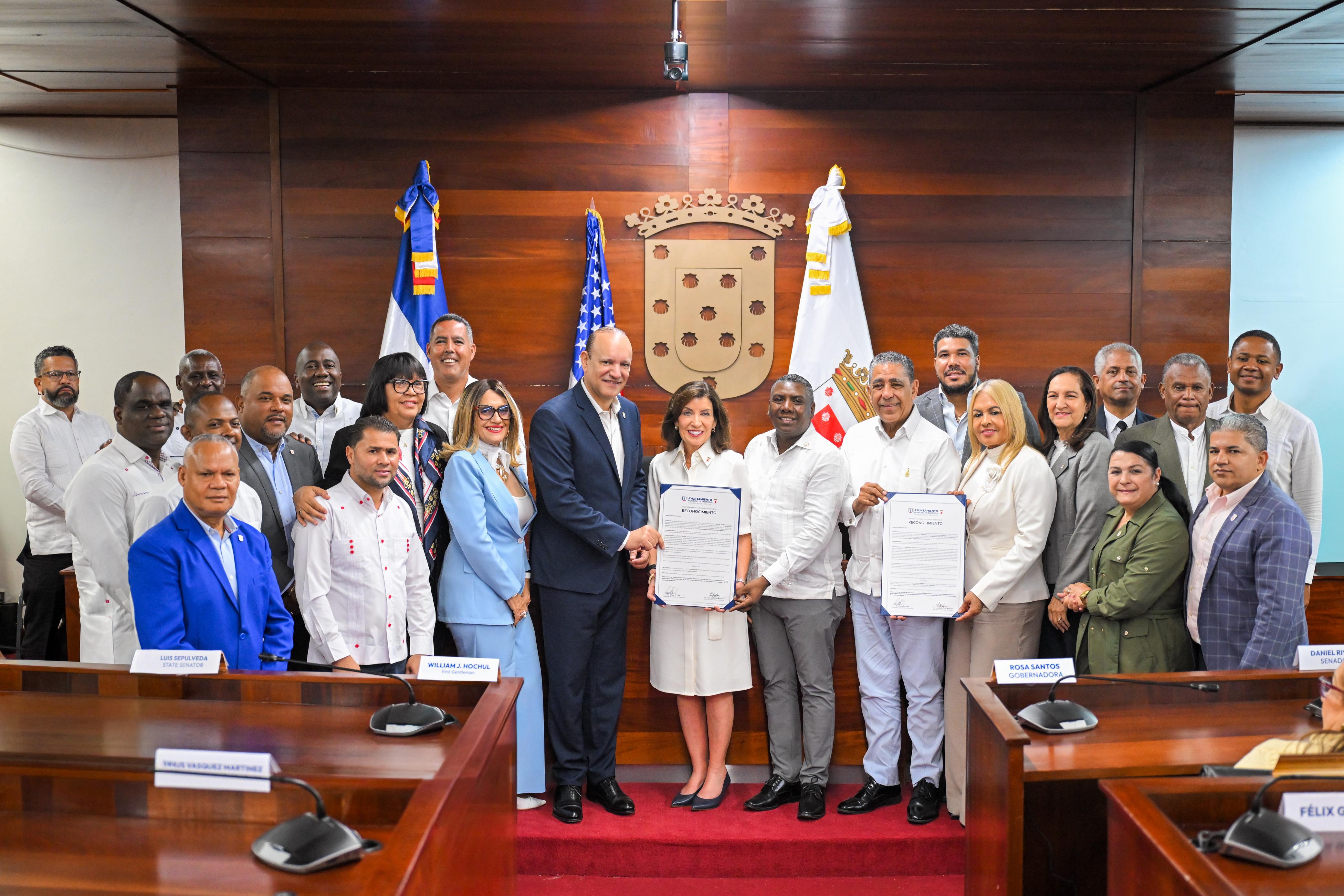 Ayuntamiento de Santiago entrega llave de la ciudad a gobernadora Kathy Hochul y declara “Hijo Distinguido” a Adriano Espaillat
