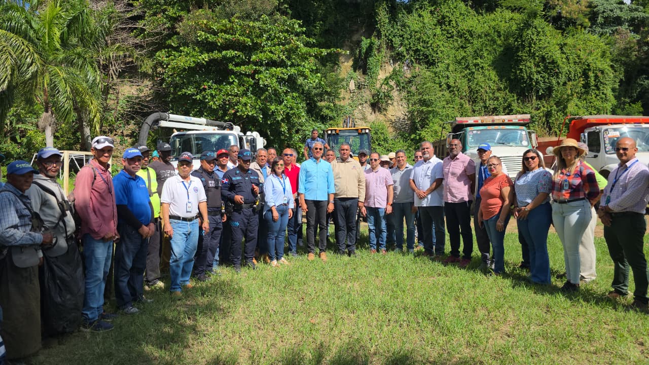 Coraasan, Medio Ambiente y Alcaldía de Santiago realizan jornada de recogida de desechos sólidos y limpieza de imbornales en la avenida del Arroyo