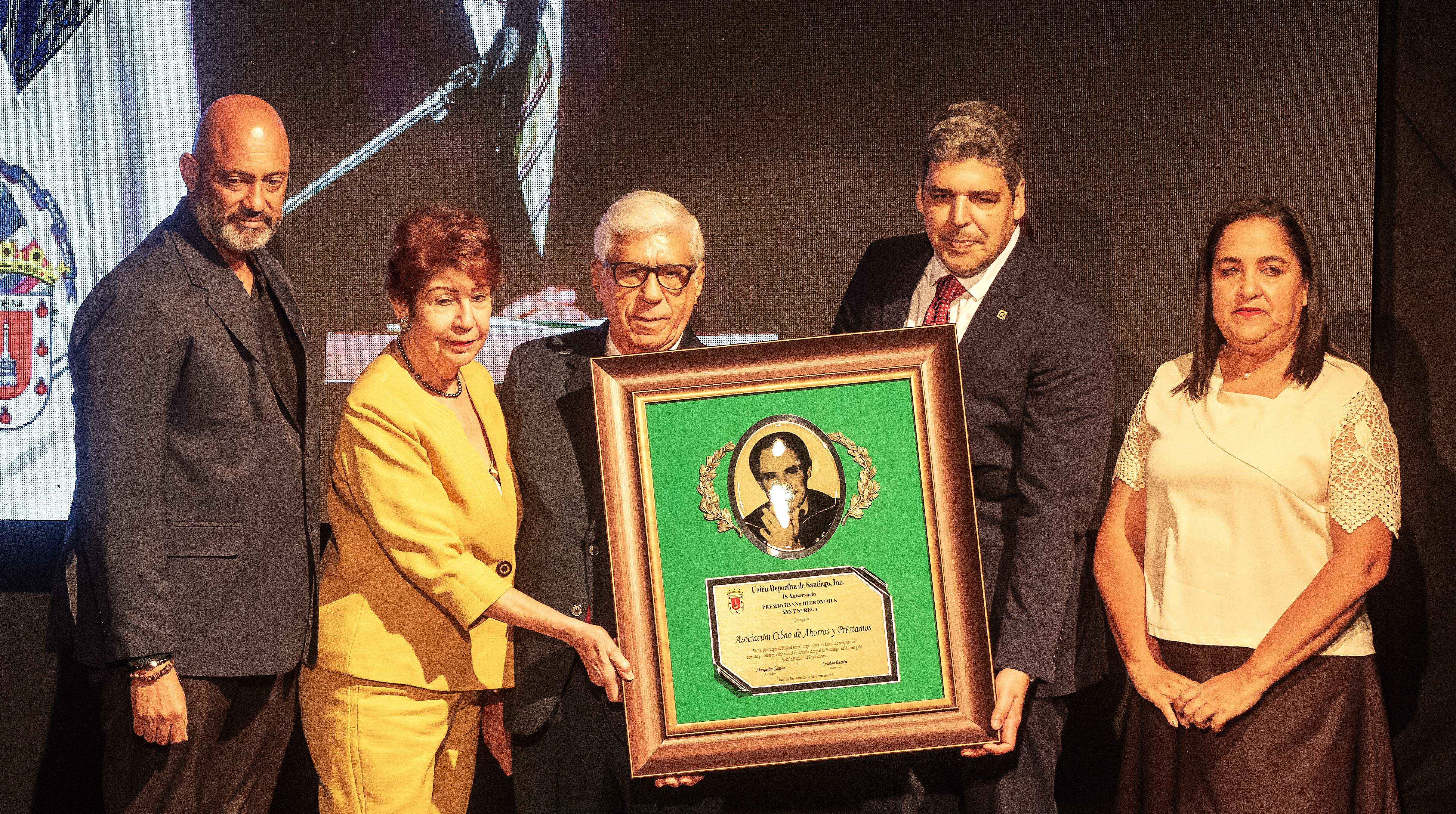 UDESA entrega a Asociación Cibao de Ahorros  y Préstamos XXX Premio Hanns Hieronimus