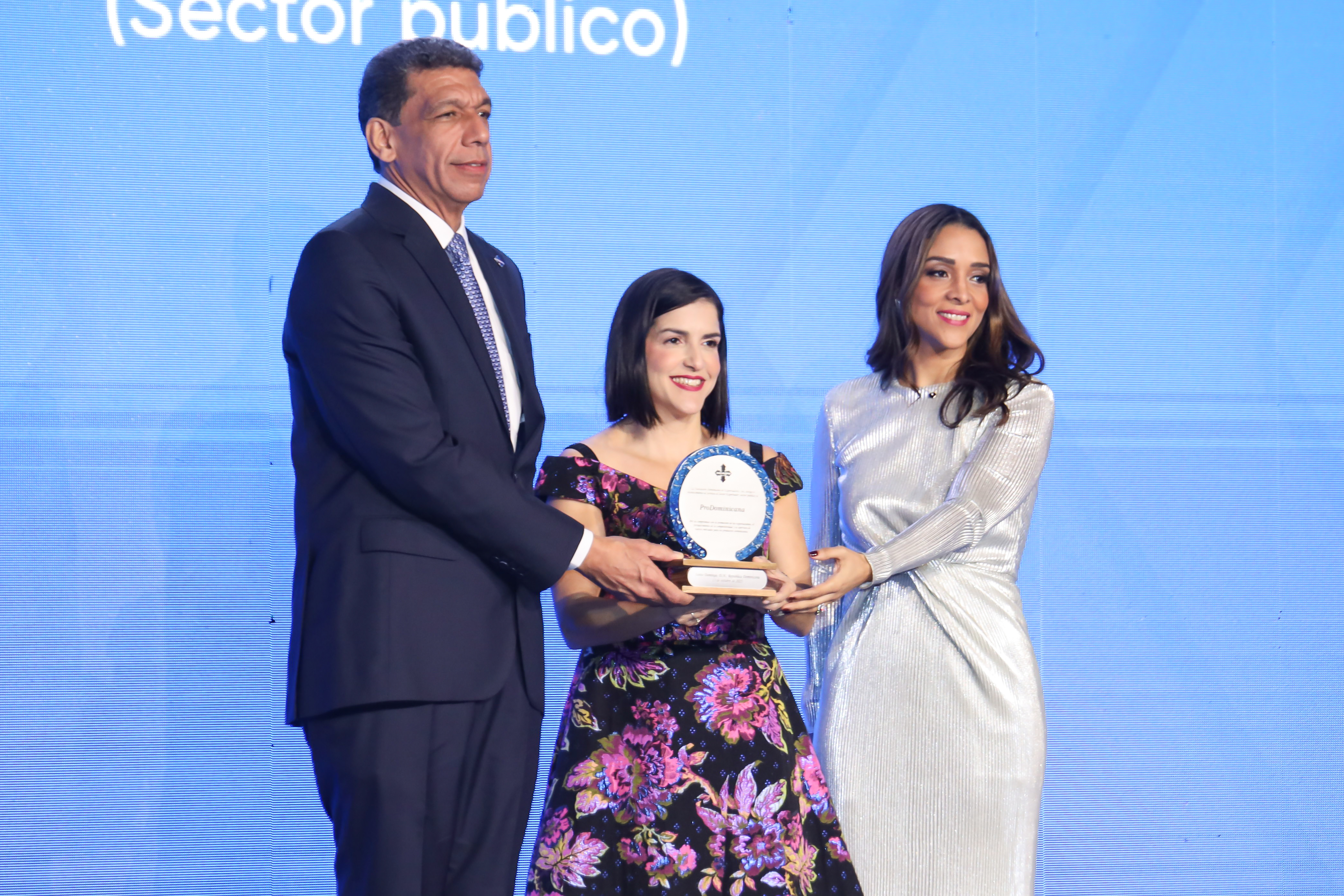 ADOEXPO otorga reconocimiento especial a ProDominicana por su destacada labor a favor del sector exportador