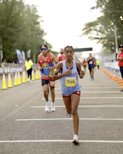Álvaro Abreu establece nuevo récord y Soranyi Rodríguez aporta nueva marca nacional en la Maratón Monumental