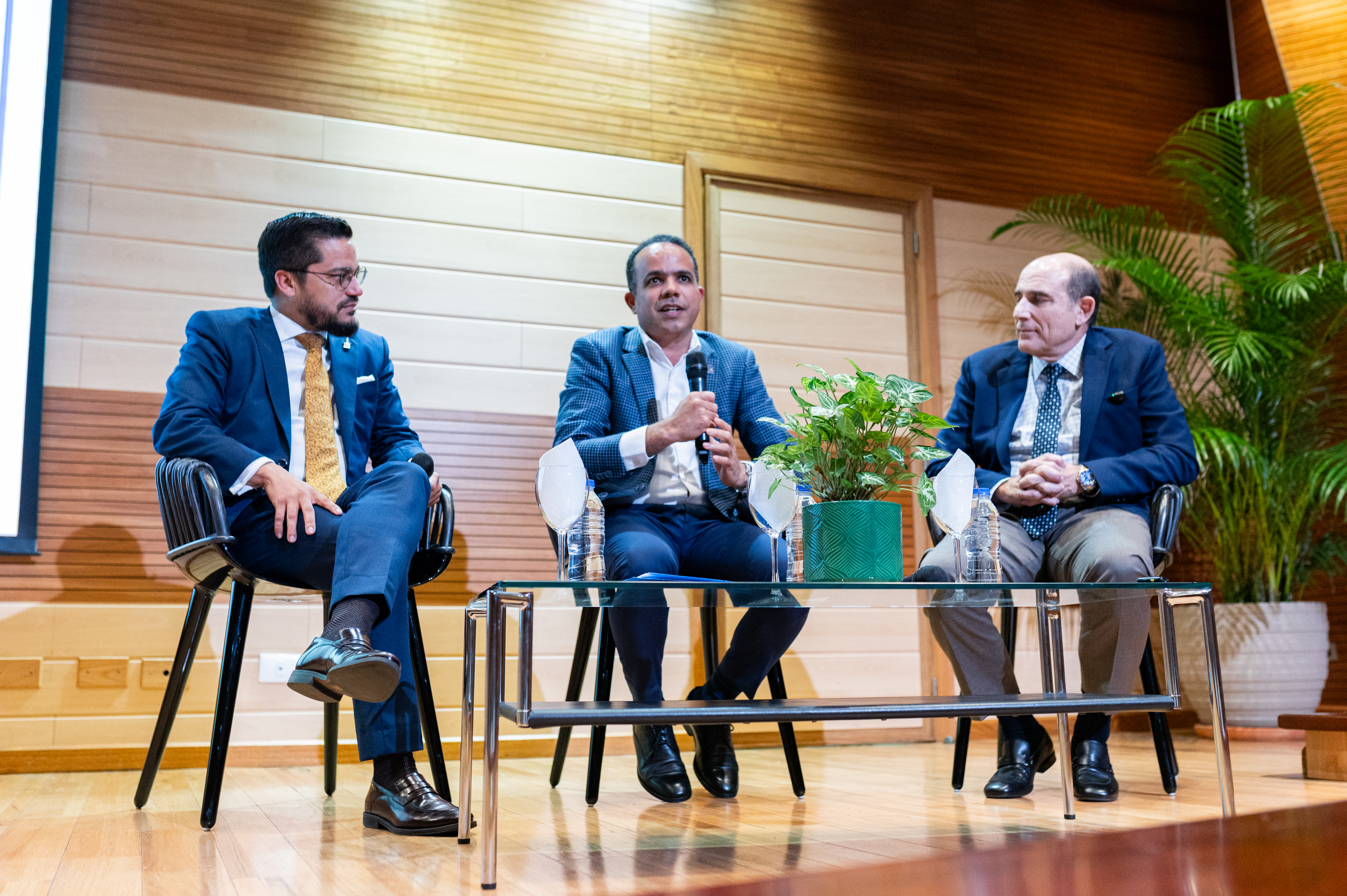 Expertos plantean claves para acelerar el desarrollo desde el Cibao