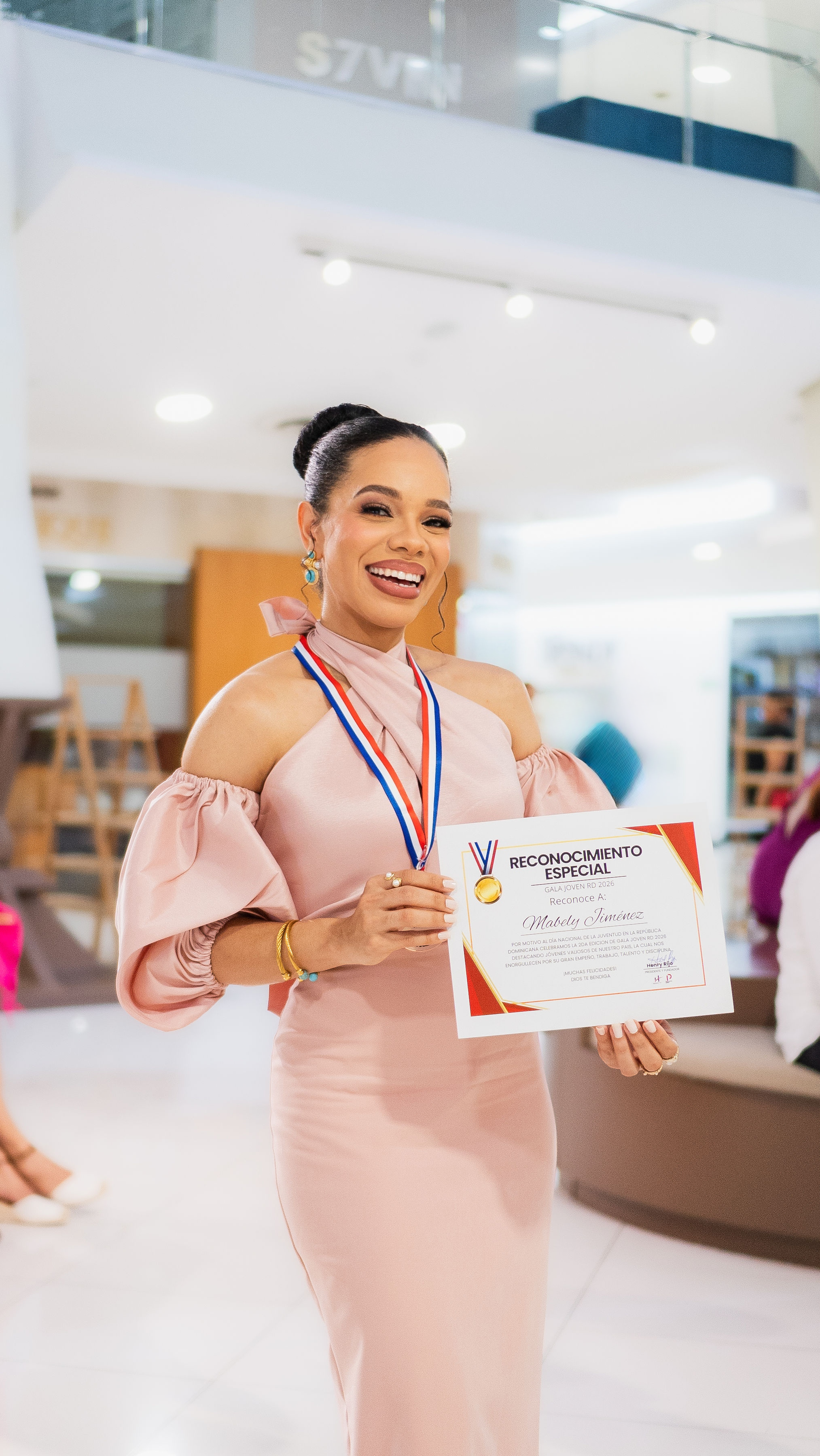 Mabely Jiménez, comunicadora dajabonera, es reconocida en Gala Joven 2026