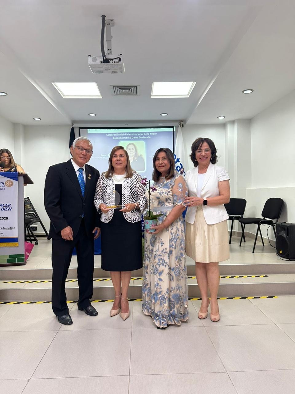 Club Rotario Santiago Monumental reconoce a la escritora Carmen Pérez Valerio