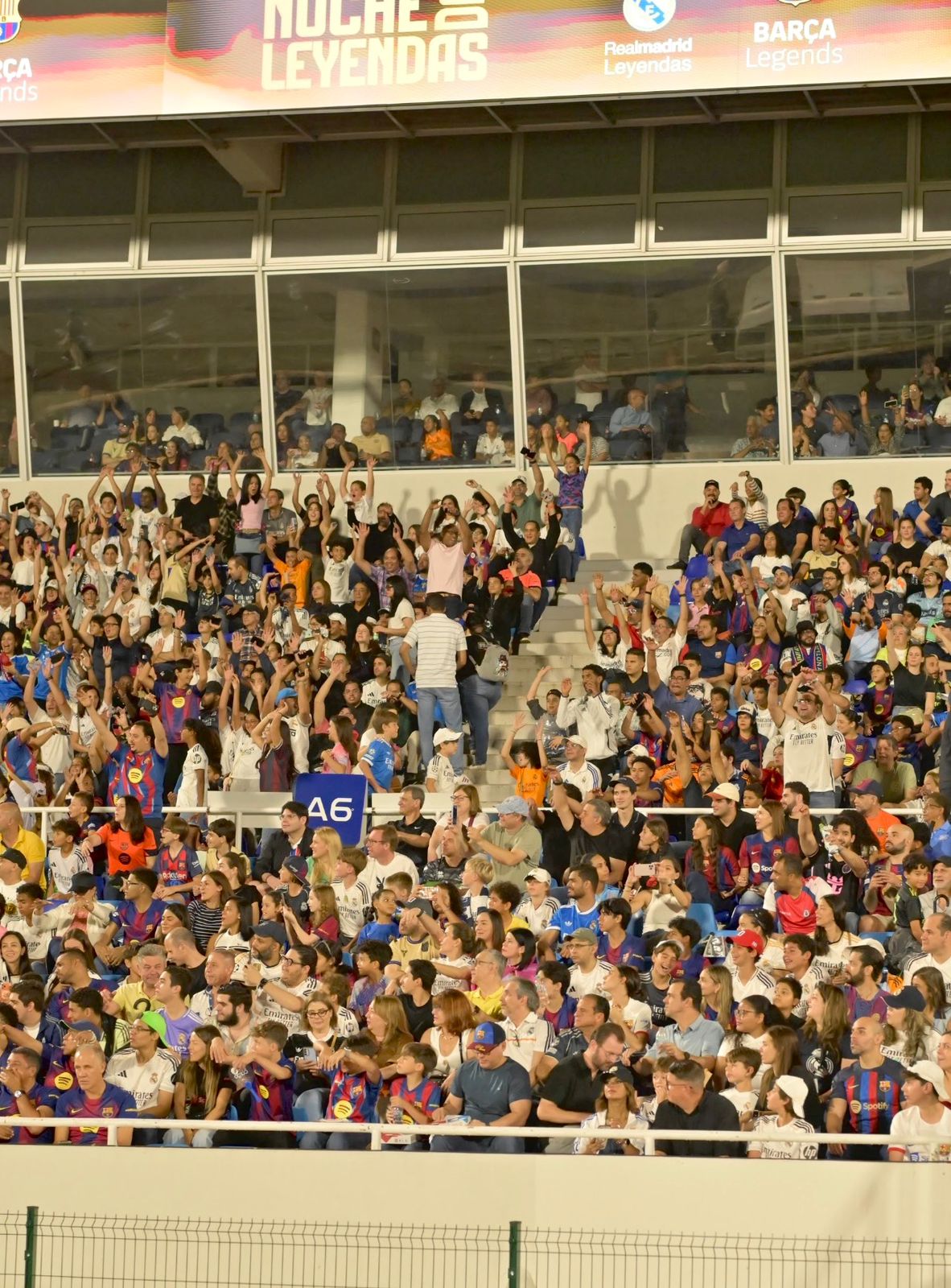 Real Madrid y FC Barcelona empatan en Santo Domingo y emocionan en Noche de Leyendas.