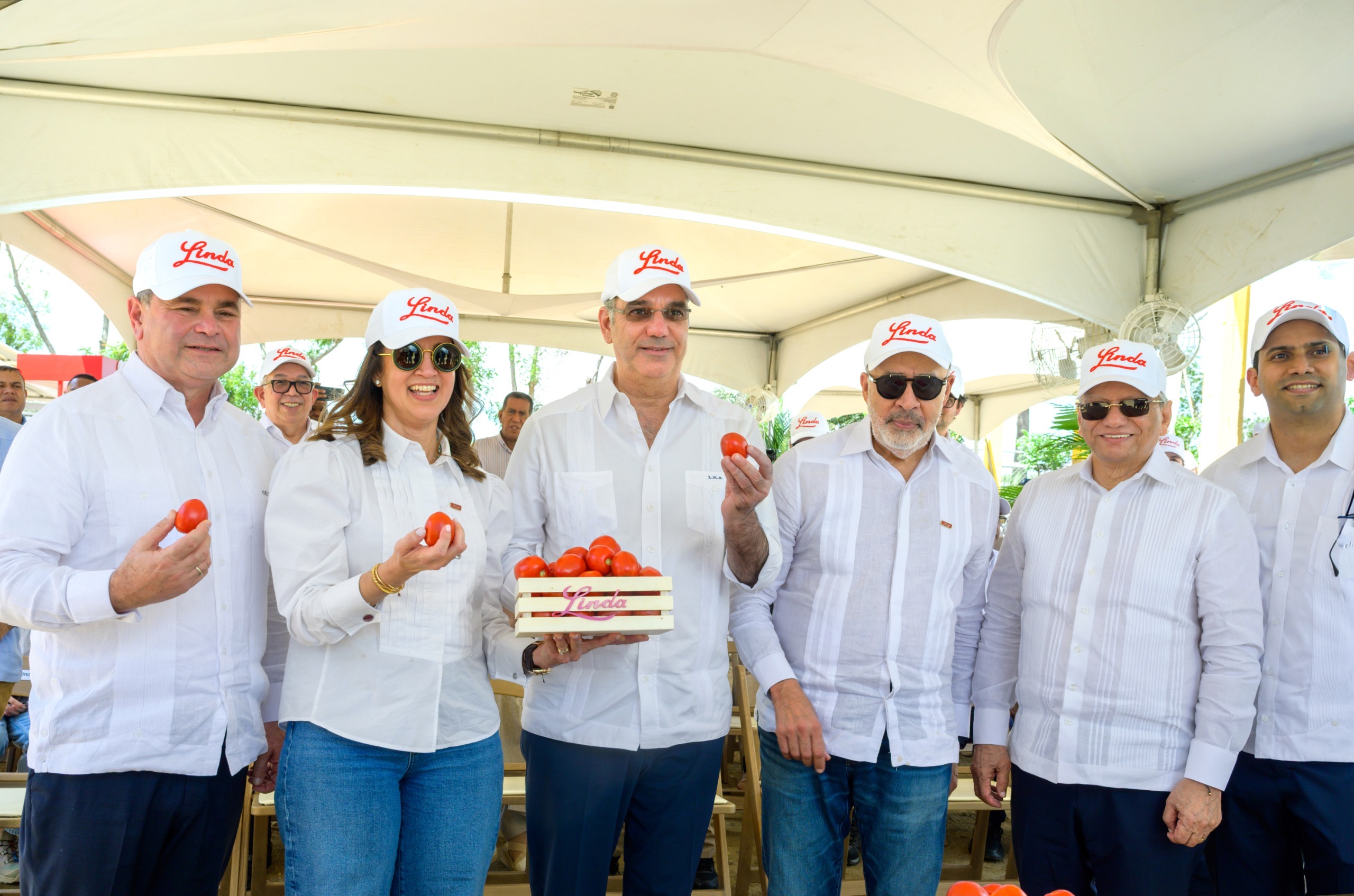 Presidente Luis Abinader resalta a Grupo Linda como “presente y futuro del campo dominicano” al conocer primera cosechadora de tomate del país