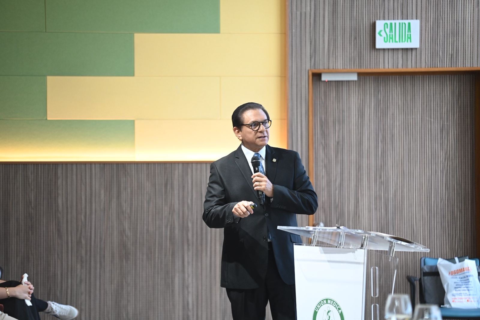 Daniel Rivera plantea equilibrio financiero en el sistema de salud