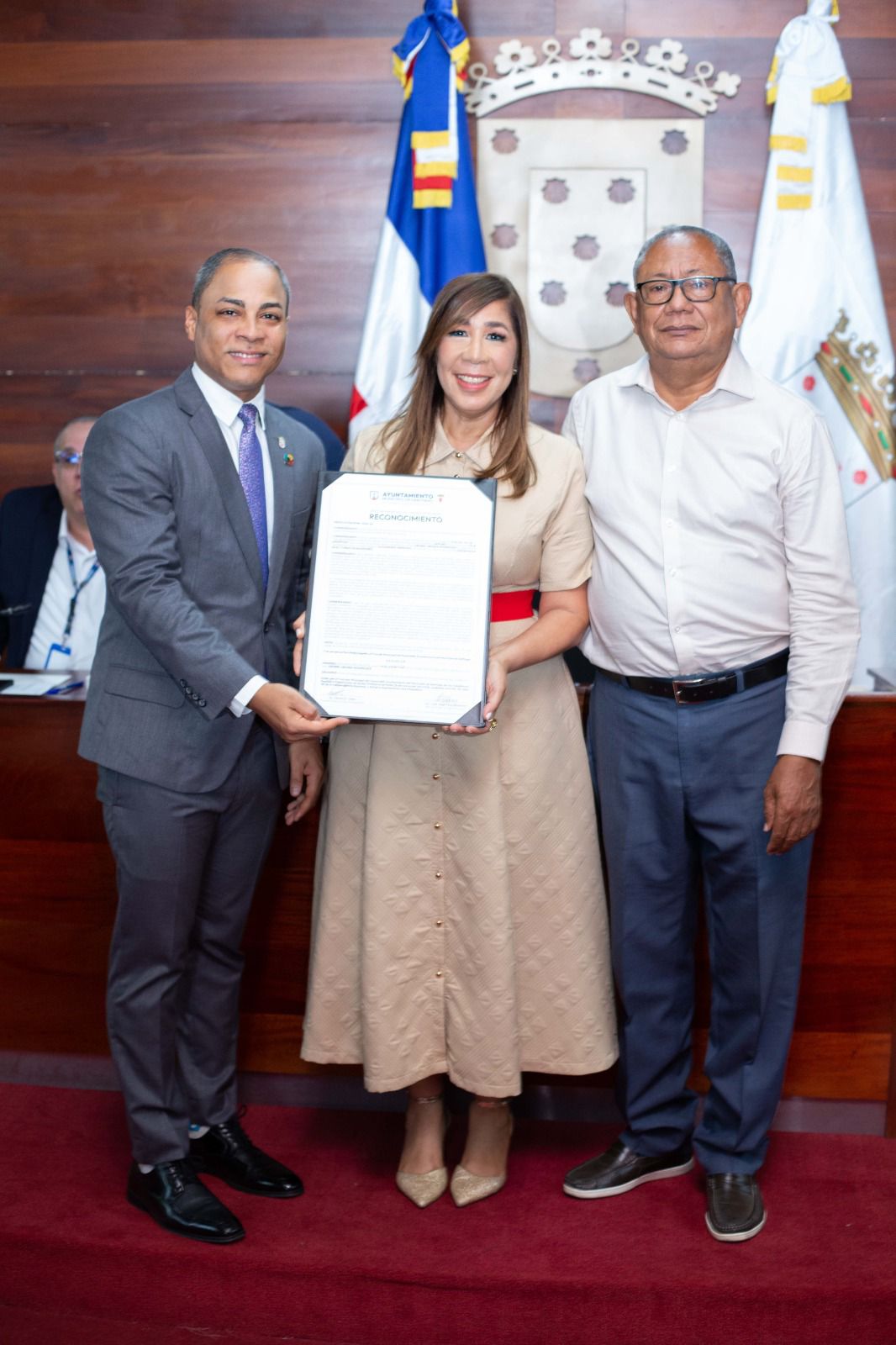 Ayuntamiento de Santiago declara a la periodista Grisbel Medina como Hija Adoptiva del municipio