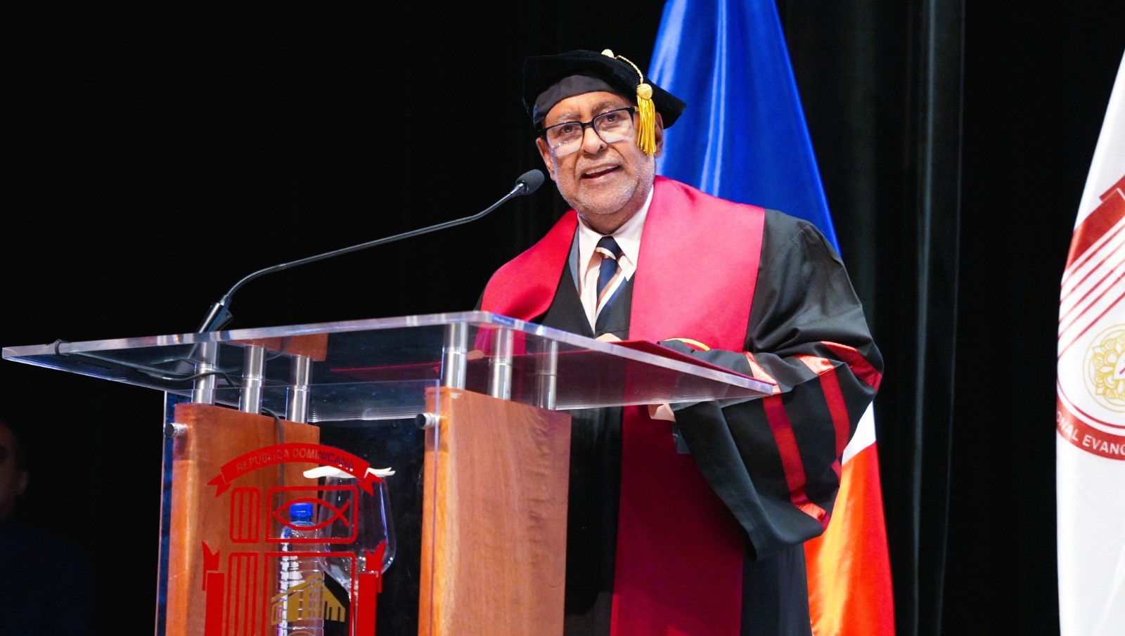 Rector de la UNEV exhorta a graduandos a perseverar bajo el lema Cuando se quiere se puede
