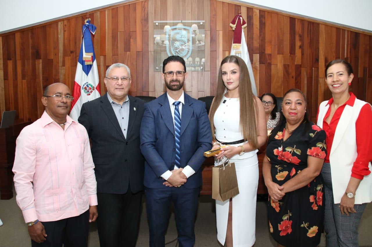 Noelia Roel Agrelo recibe reconocimiento y llave de la ciudad de Moca durante visita oficial