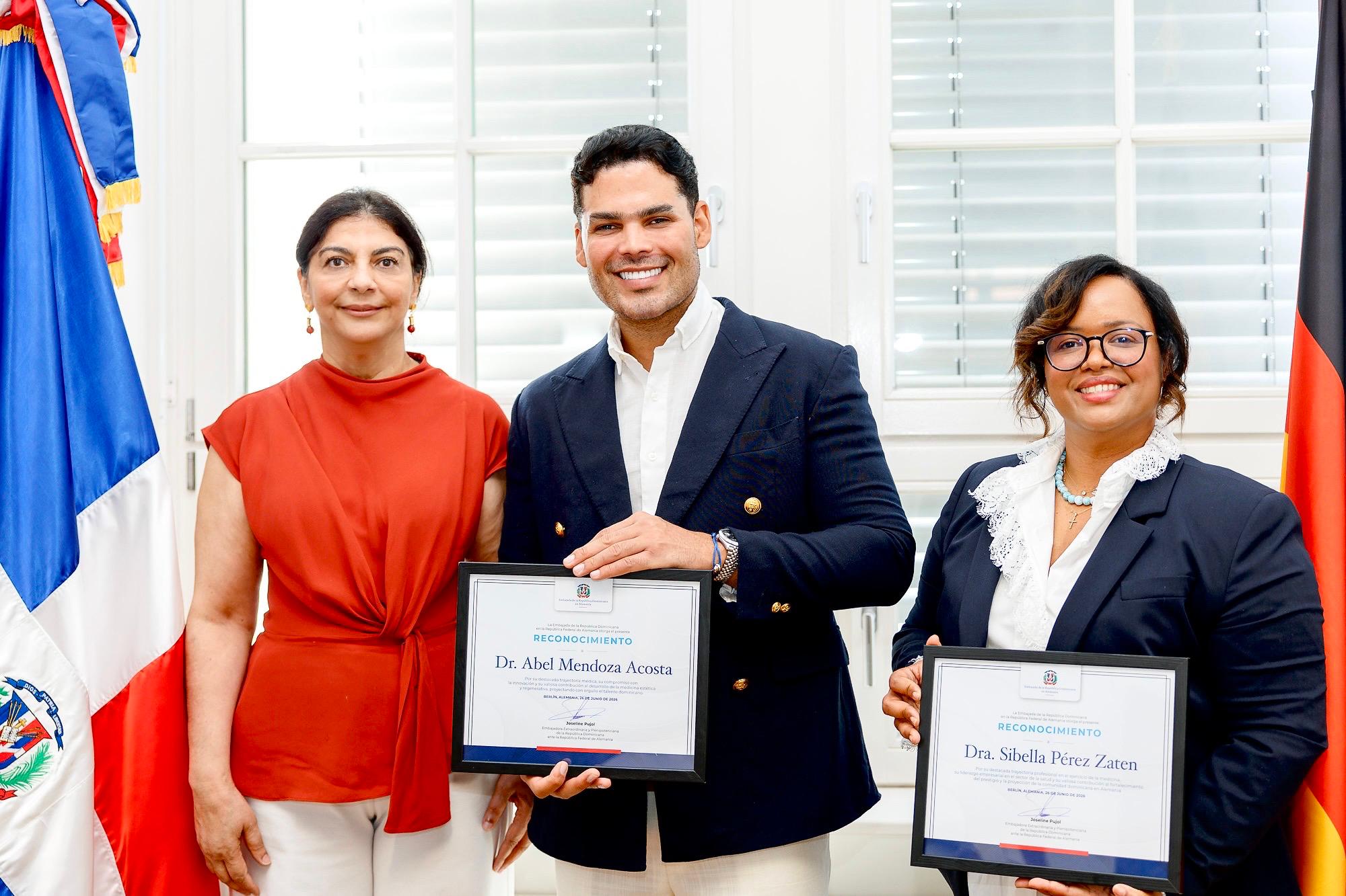 Doctor Abel Mendoza recibe reconocimiento en Alemania por su excelencia y trayectoria como pionero de la armonización facial