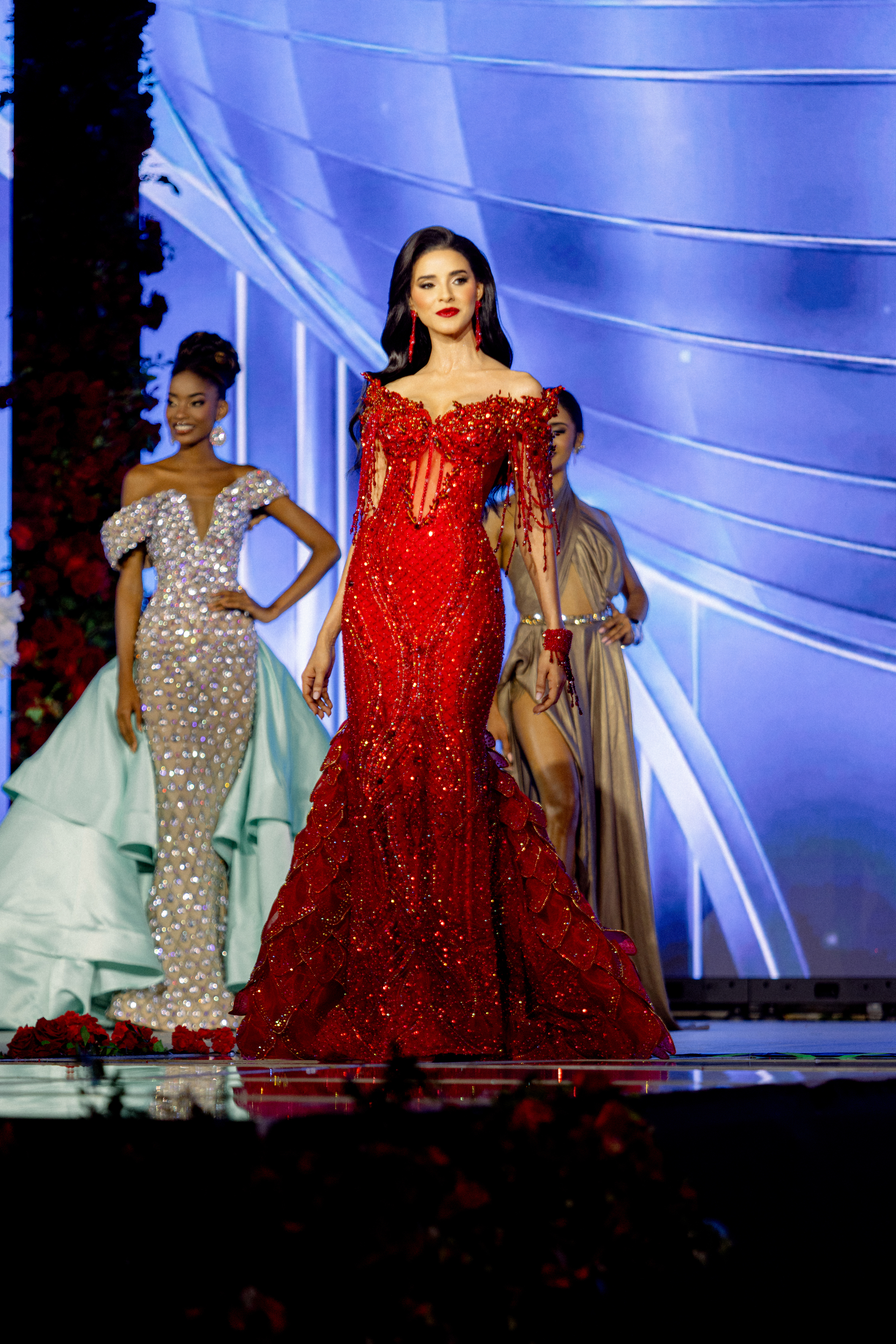 Alana Chalas Perdomo deslumbra en la noche preliminar del Miss RD Universo 2026 con "Llama Escarlata", de Eduardo Rojas