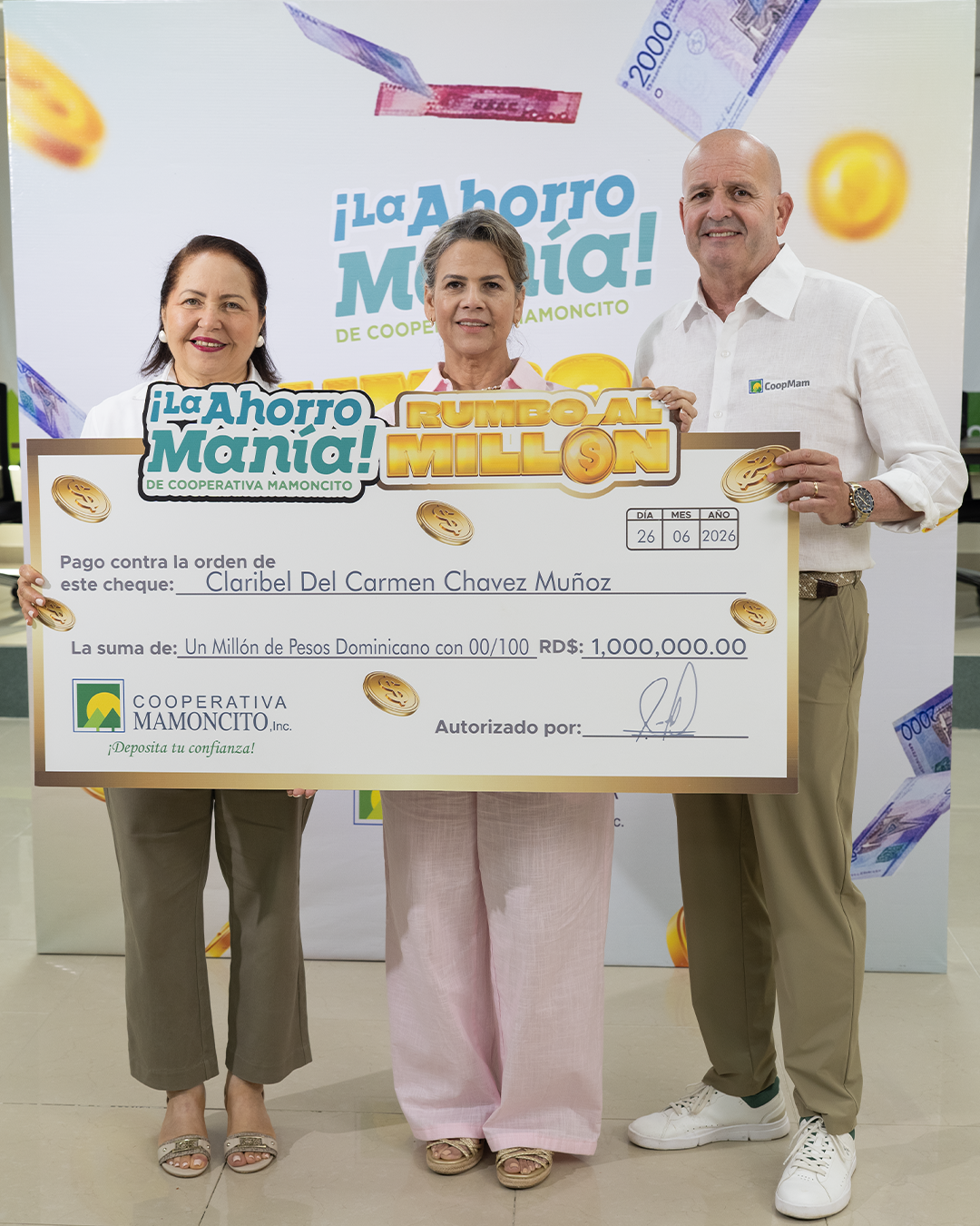 Cooperativa Mamoncito entrega RD$1 millón a la ganadora de la promoción “La Ahorromanía”