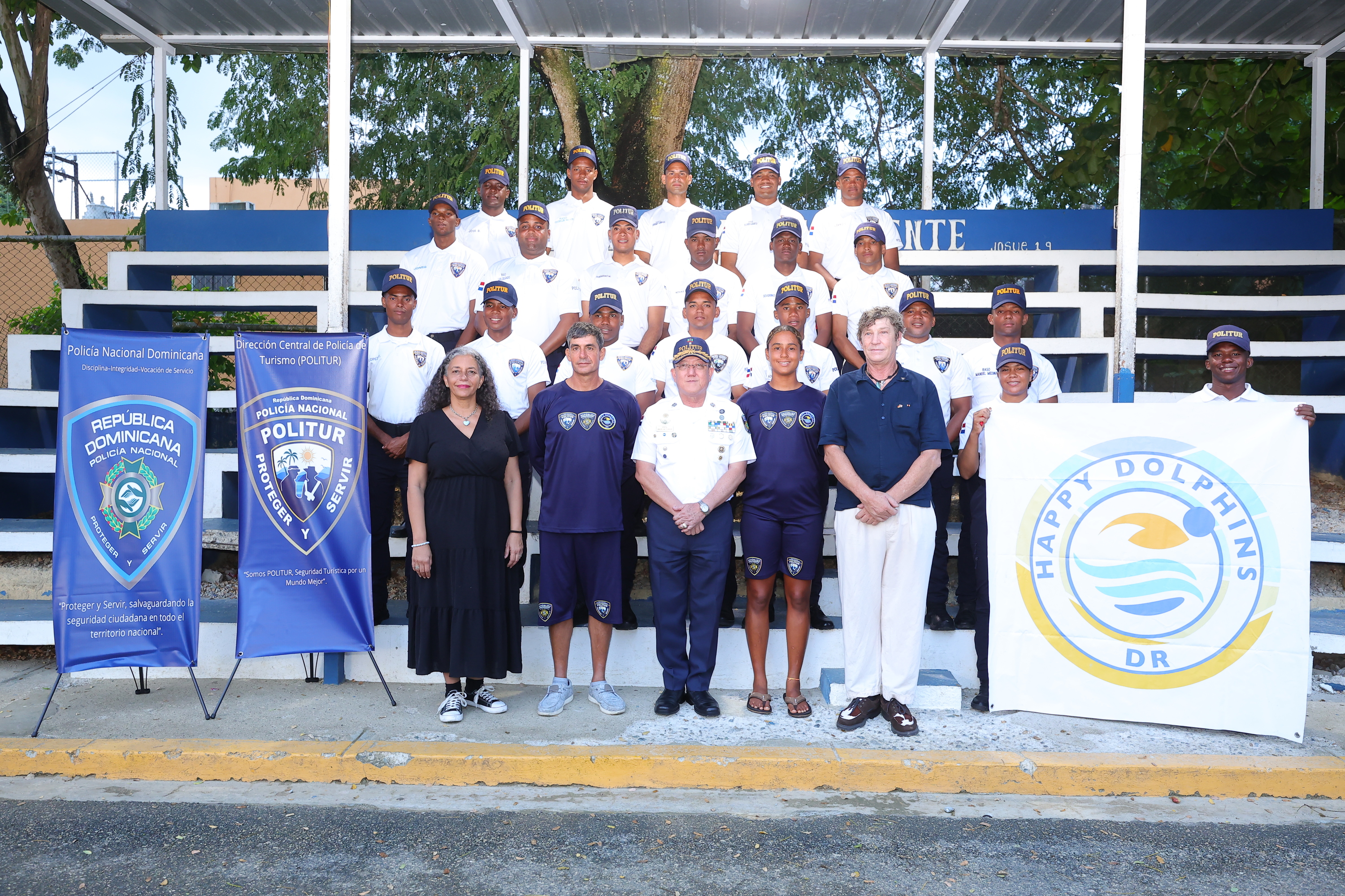 Happy Dolphins capacita a 21 agentes de POLITUR en socorrismo y primeros auxilios